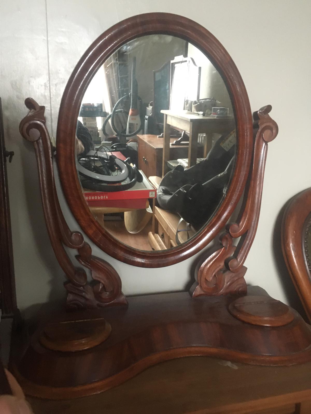 Oval standing dressing mirror